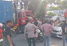 Demo Tapera Berakhir Ricuh di Makassar, Delapan Mahasiswa Diamankan Unjuk rasa sekelompok mahasiswa Makassar menolak Tapera Foto : IST