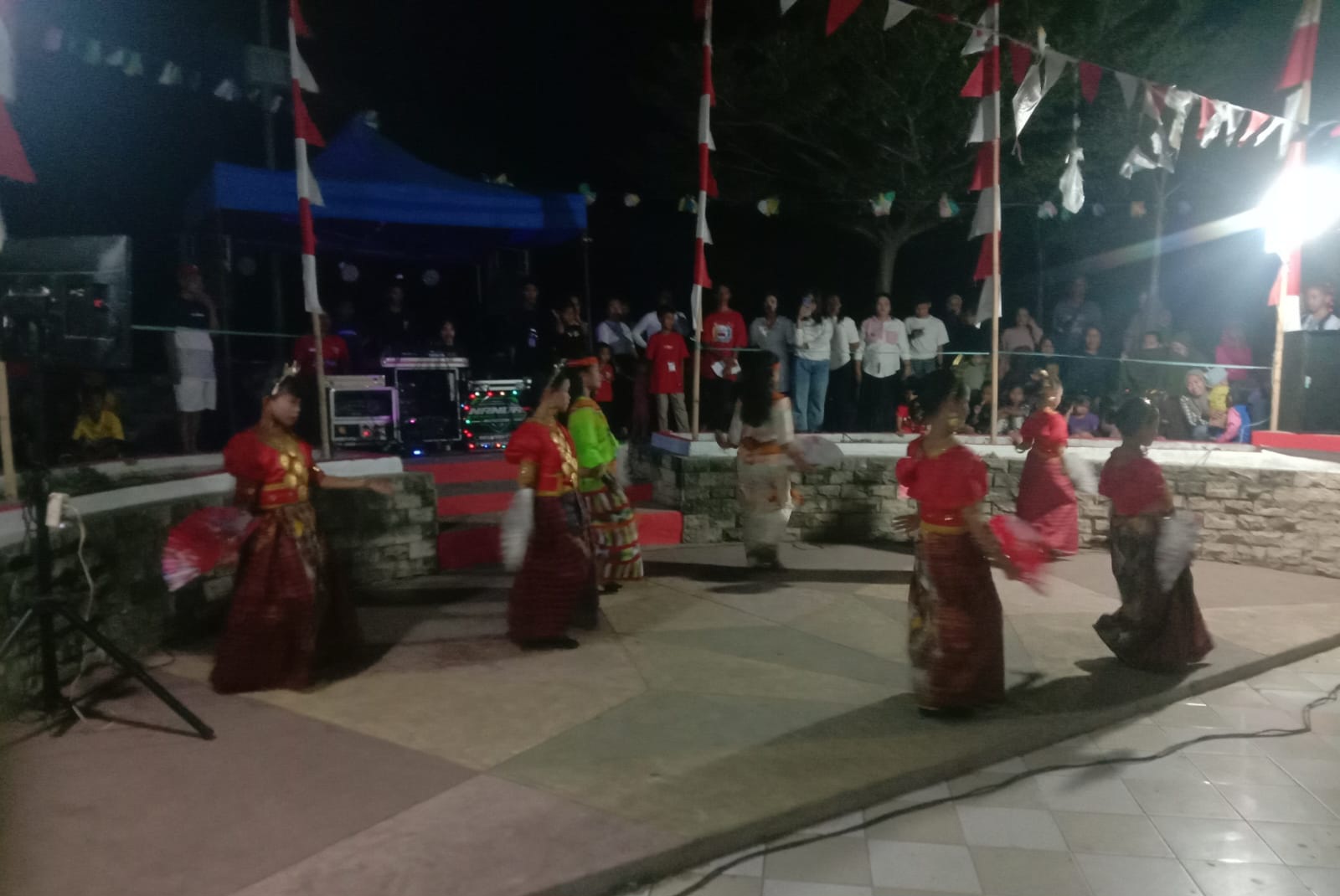 Penampilan Tari dari Anak Anak Lingkungan Pasar Baru Kel.Wattang