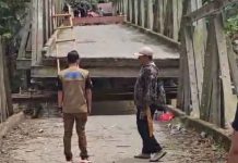 Hujan Deras di Mamuju Picu Banjir Parah, Jembatan Ambruk dan Warga Terdampak Dievakuasi Jembatan penghubung 3 desa di Kecamatan Tommo, Kabupaten Mamuju, Sulawesi Barat Ambruk usai diterjang anjir | Foto : BPBD Mamuju