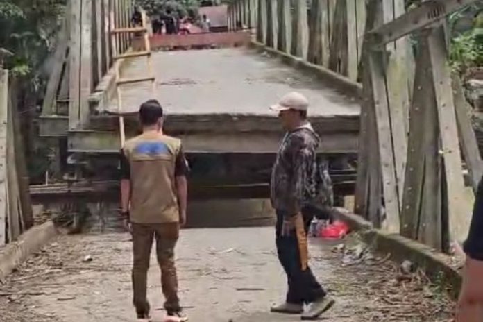 Jembatan penghubung 3 desa di Kecamatan Tommo, Kabupaten Mamuju, Sulawesi Barat Ambruk usai diterjang anjir | Foto : BPBD Mamuju