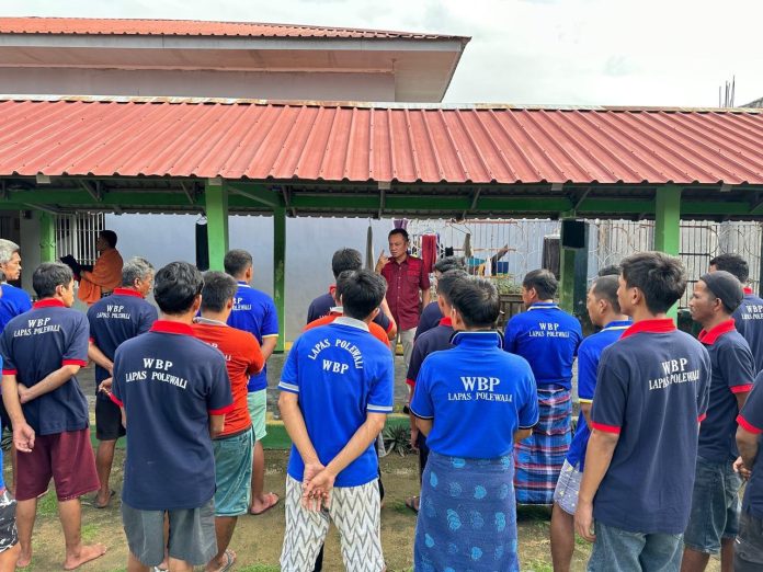 Kalapas Polewali Pimpin Penggeledahan Rutin Blok Hunian WBP | Foto : IST