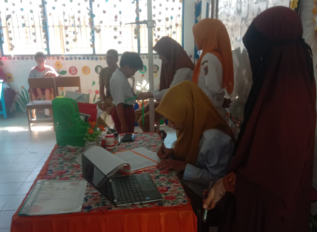 Pengecekan kondisi fisik siswa oleh Tim Kesehatan Puskesmas Massenge | Foto : A.Musyakkir