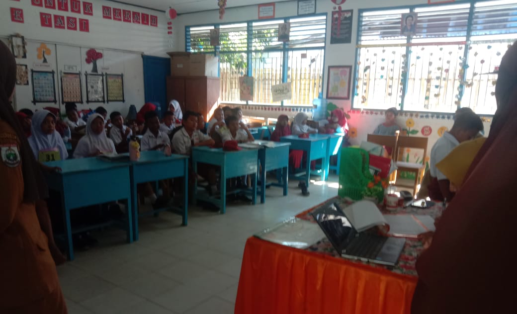 Tim kesehatan Puskesmas Massenga saat gelar tes kebugaran siswa SDN 004 Polewali | Foto : A.Musyakkir